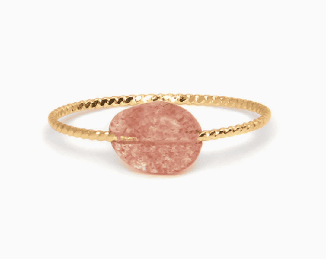 Bague délicate ornée de pierres colorées