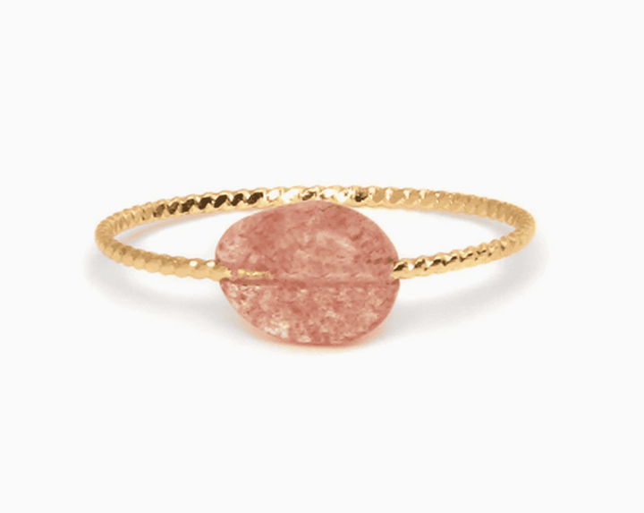 Bague délicate ornée de pierres colorées