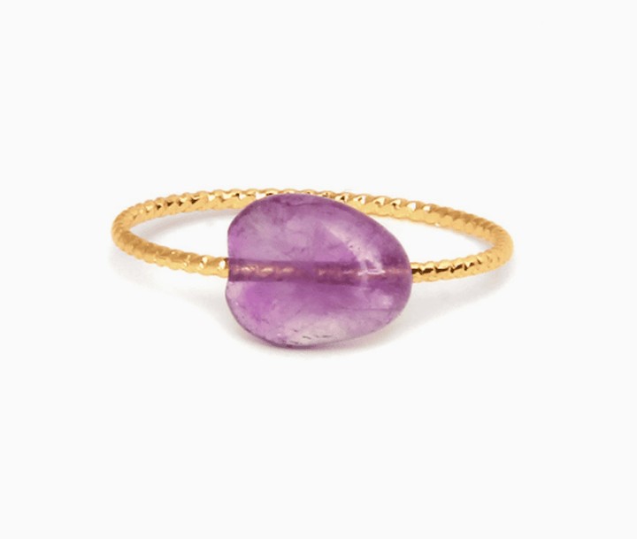 Bague délicate ornée de pierres colorées
