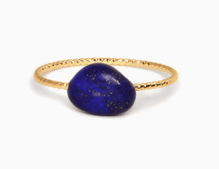 Bague délicate ornée de pierres colorées
