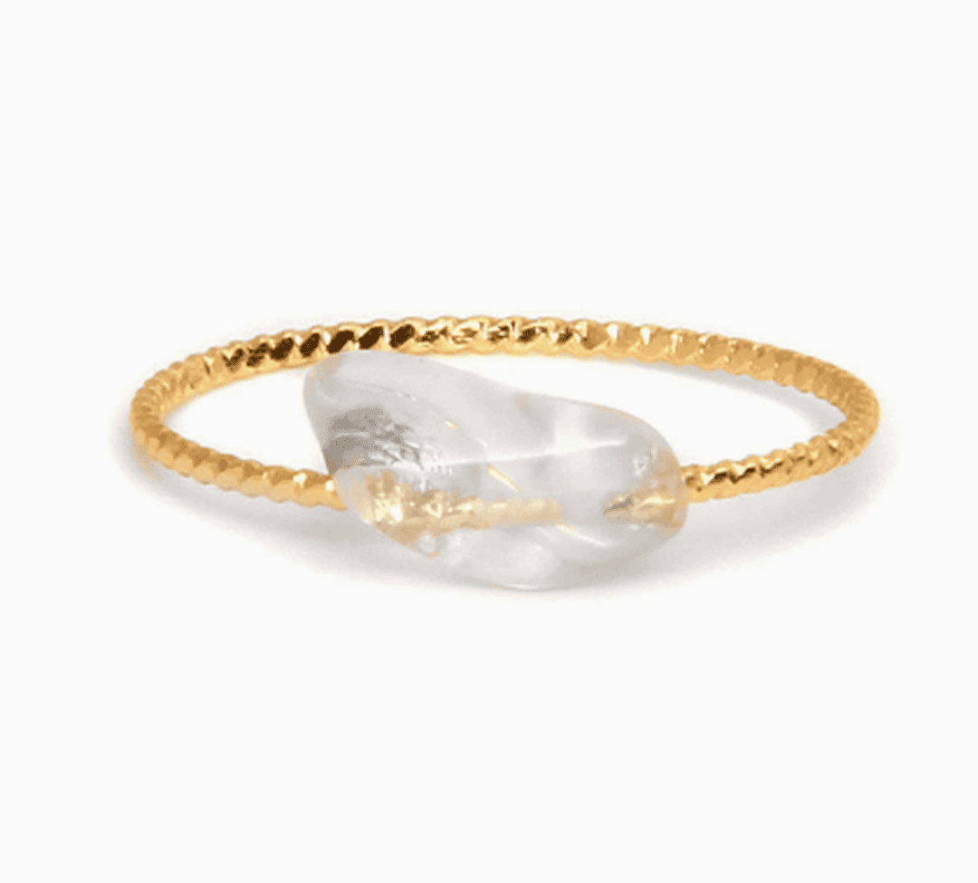 Bague délicate ornée de pierres colorées