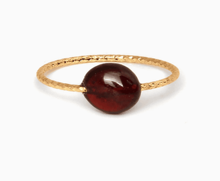 Bague délicate ornée de pierres colorées