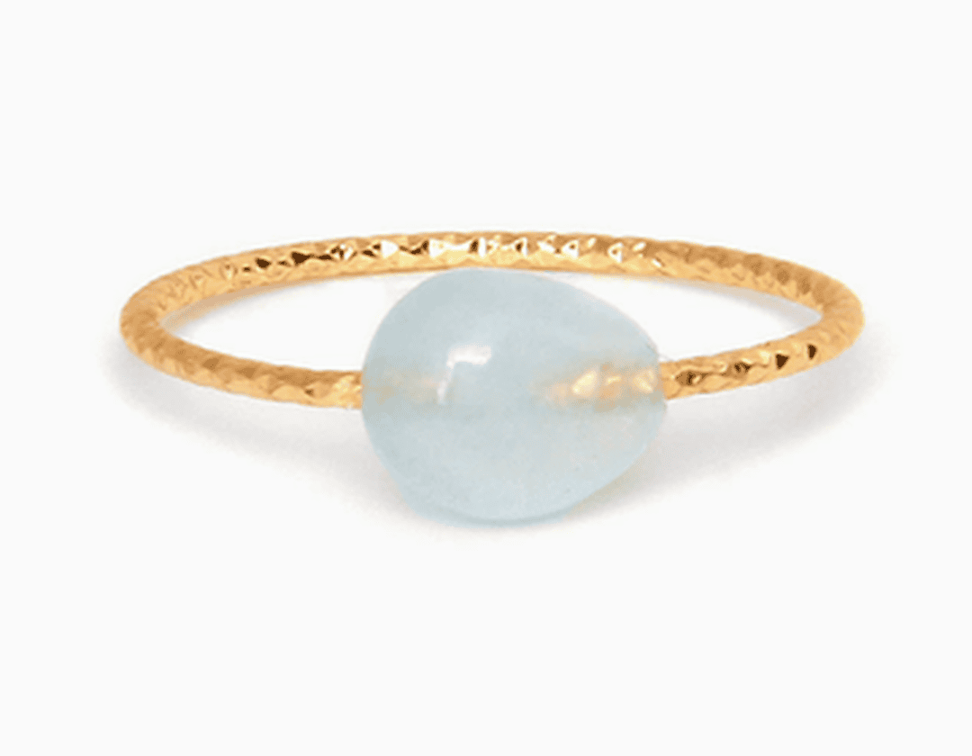 Bague délicate ornée de pierres colorées