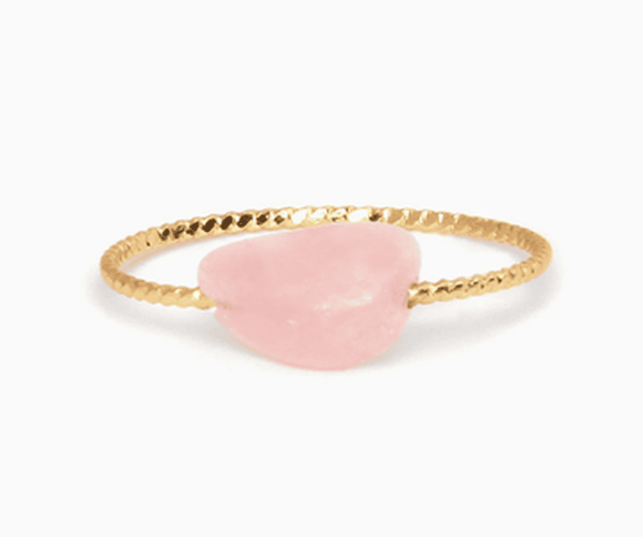Bague délicate ornée de pierres colorées