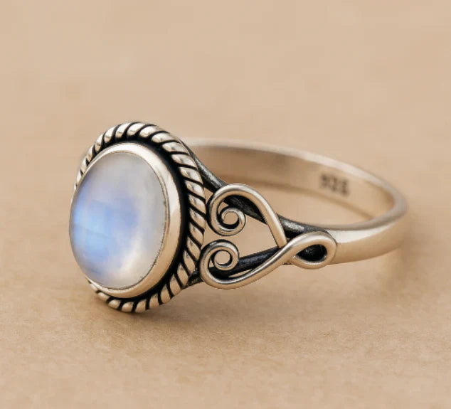 Bague en argent ancien avec cordon et pierre de lune