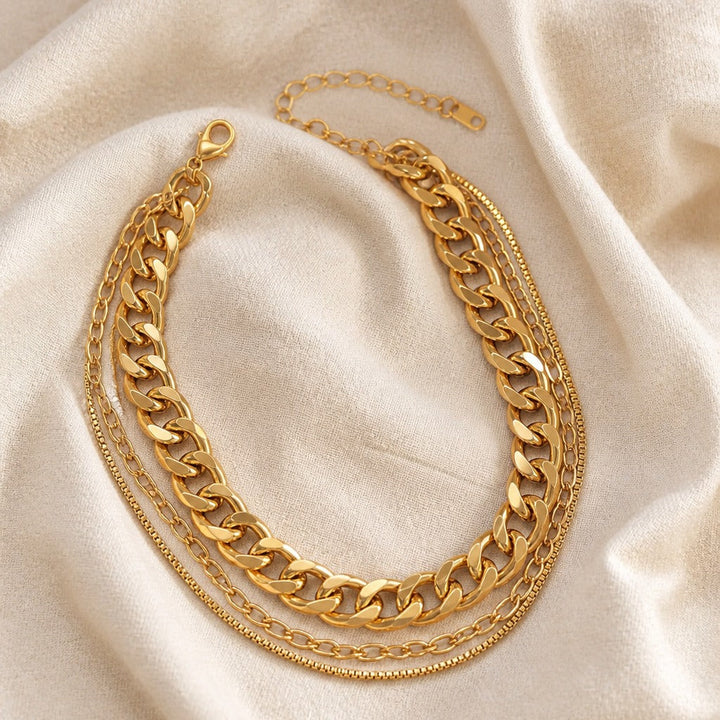 Collier intemporel en or superposé