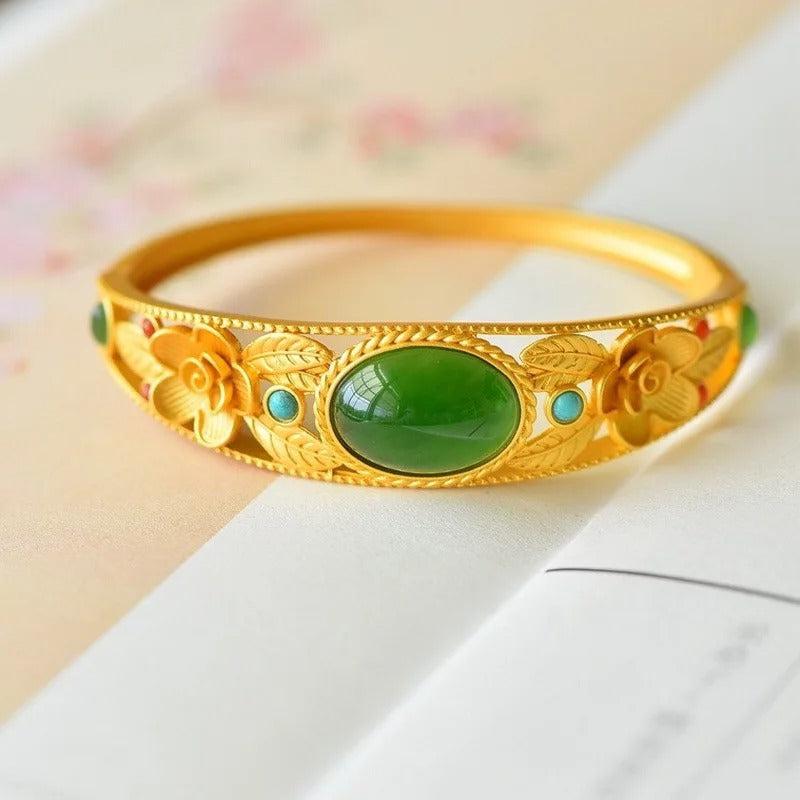 Bracelet jonc floral en pierre verte et or intemporel