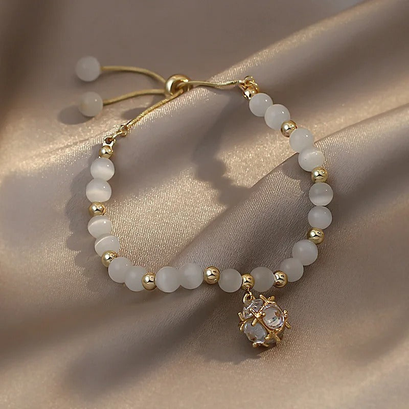 Bracelet Pendentif en Perles Blanches et Dorées avec Cristaux