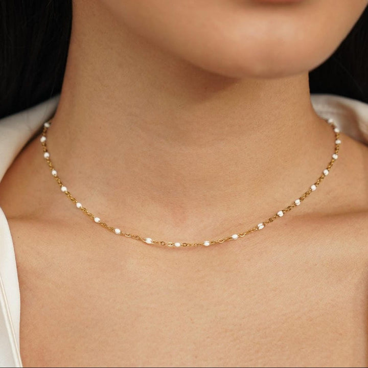 Collier en Perles Blanches Épurées