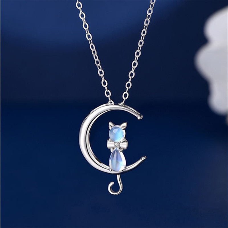 Collier Croissant en Pierre de Lune et Chaton