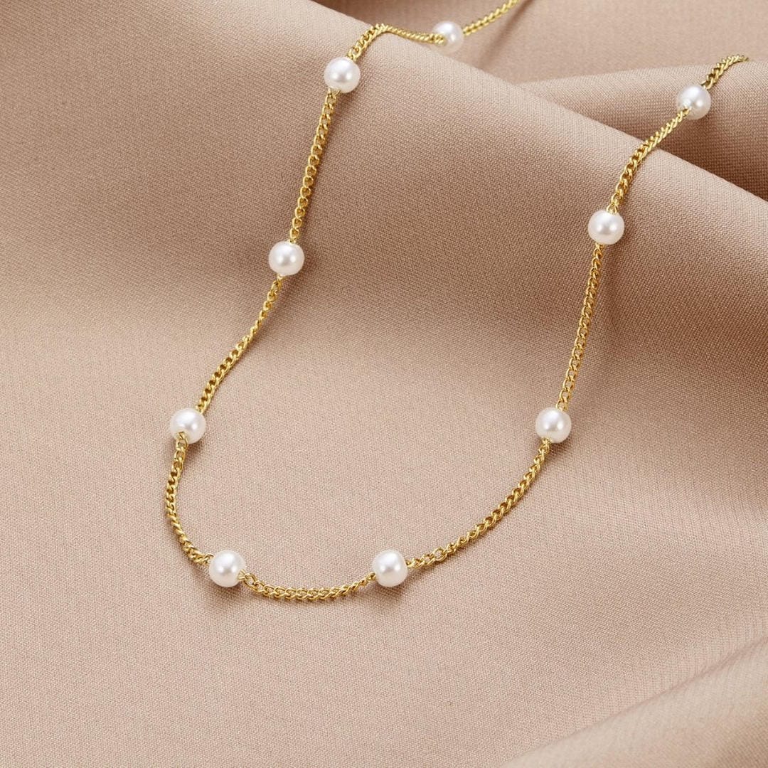 Collier intemporel en perles dorées