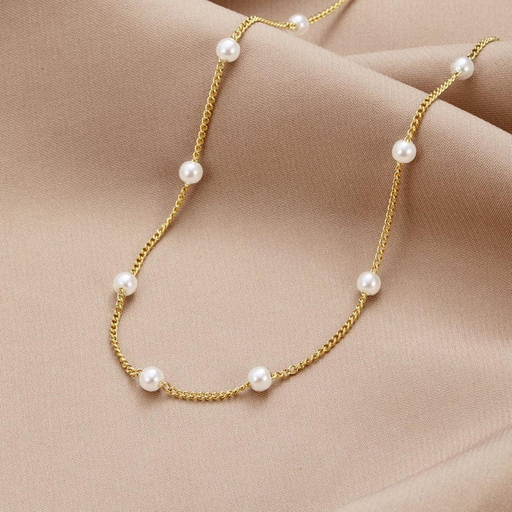Collier intemporel en perles dorées