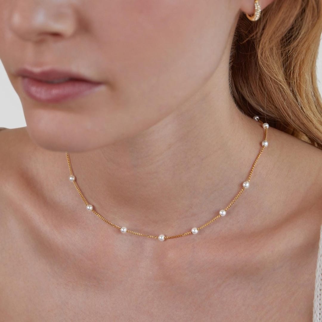 Collier intemporel en perles dorées