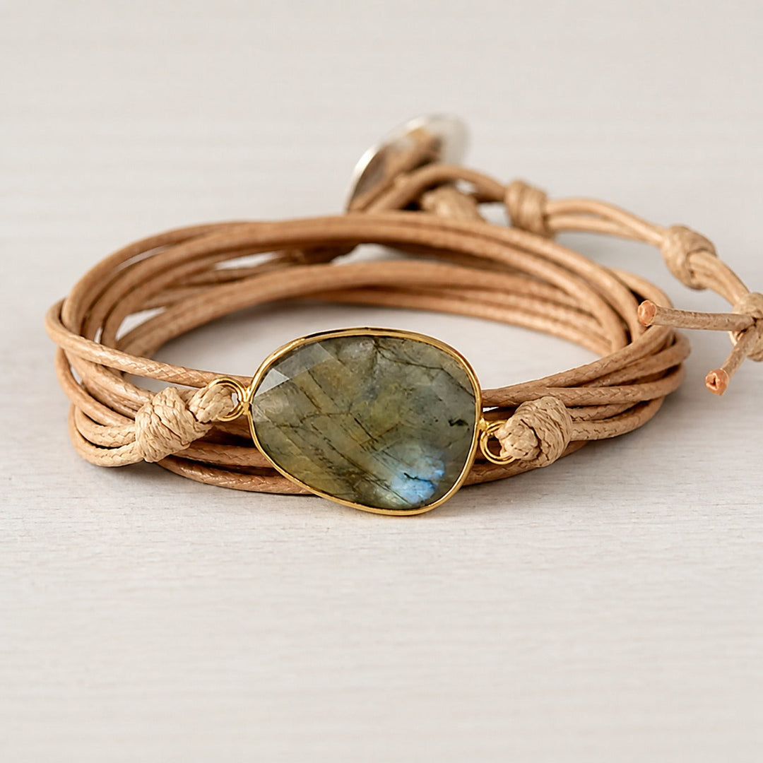 Bracelet en cuir orné de gemmes