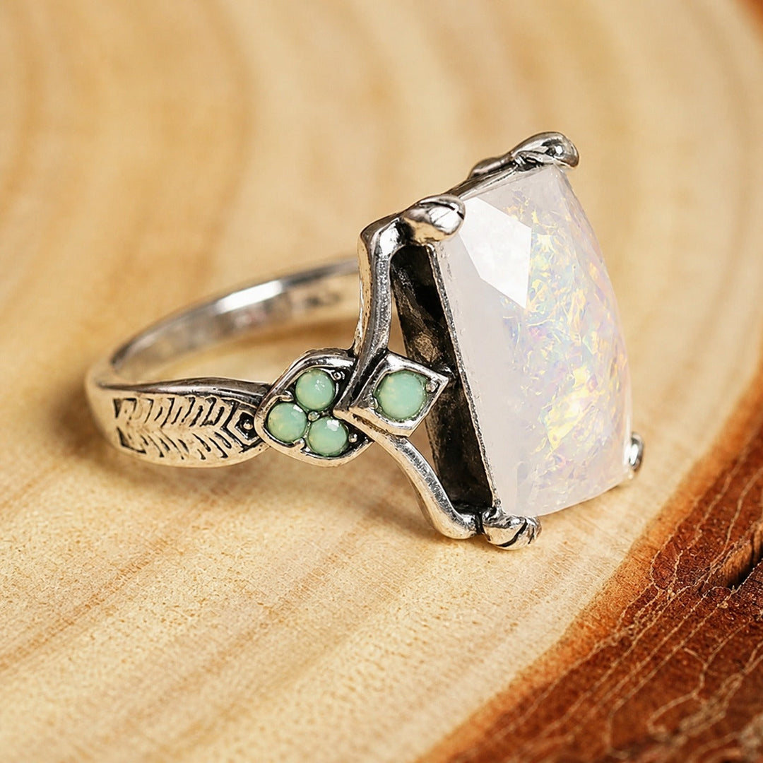Bague Vintage Intemporelle en Opale Blanche