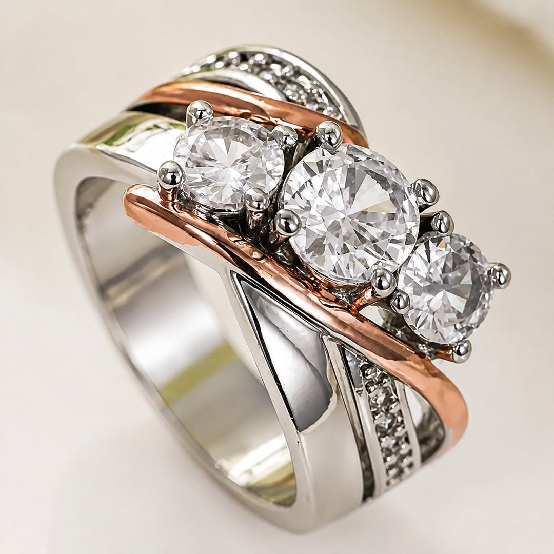 Bague en zircon ornée de sculptures en or et argent