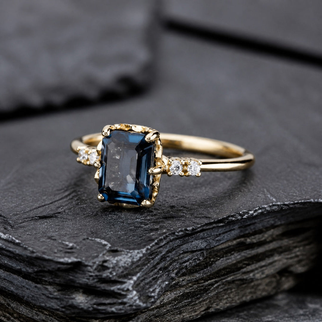 Bague en or avec cristal bleu vintage
