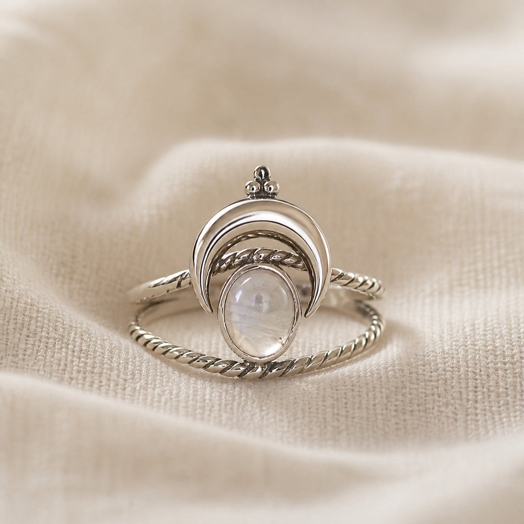 Bague en argent avec croissant en pierre de lune