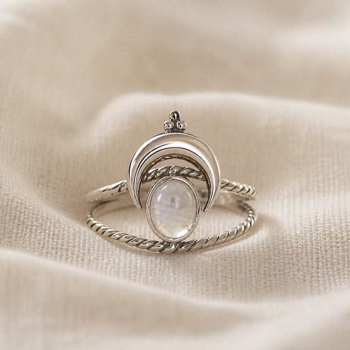 Bague en argent avec croissant en pierre de lune