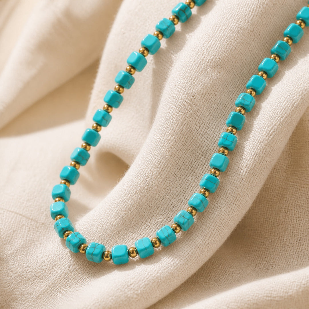 Collier en perles turquoises avec accents dorés