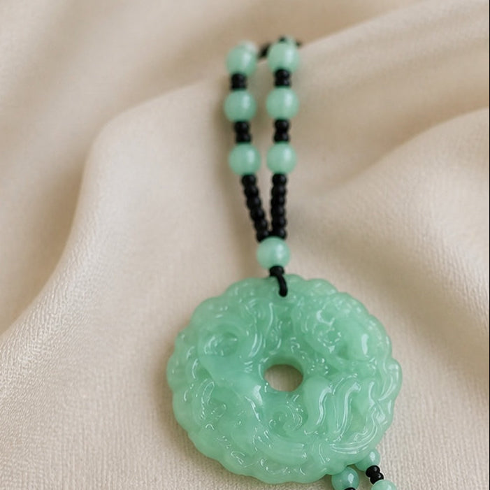 Collier en jade irrégulier creux