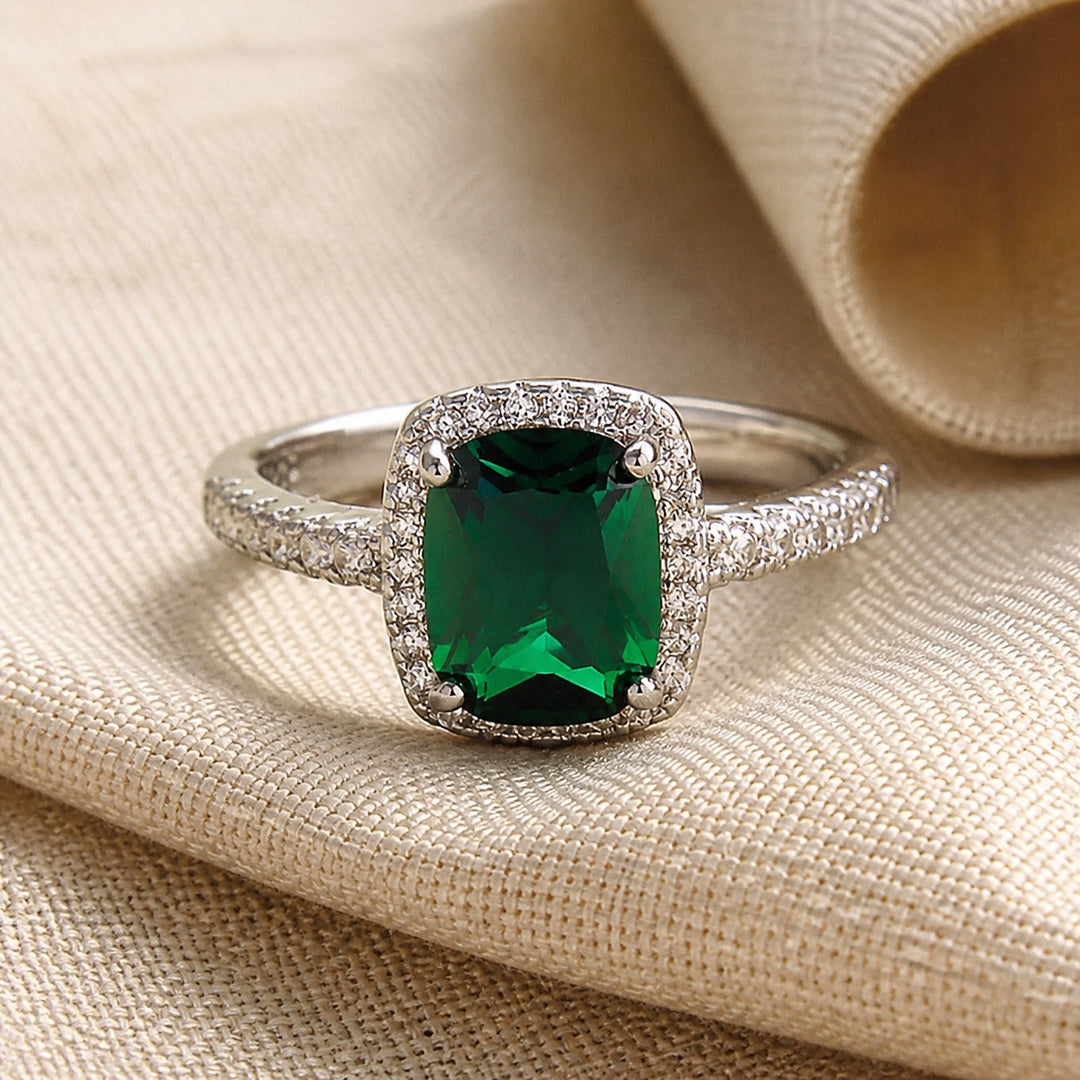 Bague en émeraude impériale coussin