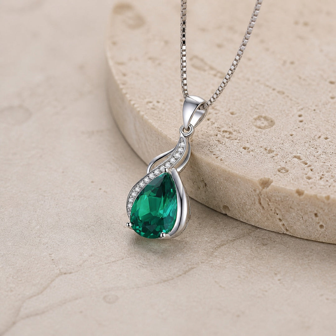 Collier Pendentif en Émeraude en Forme de Goutte
