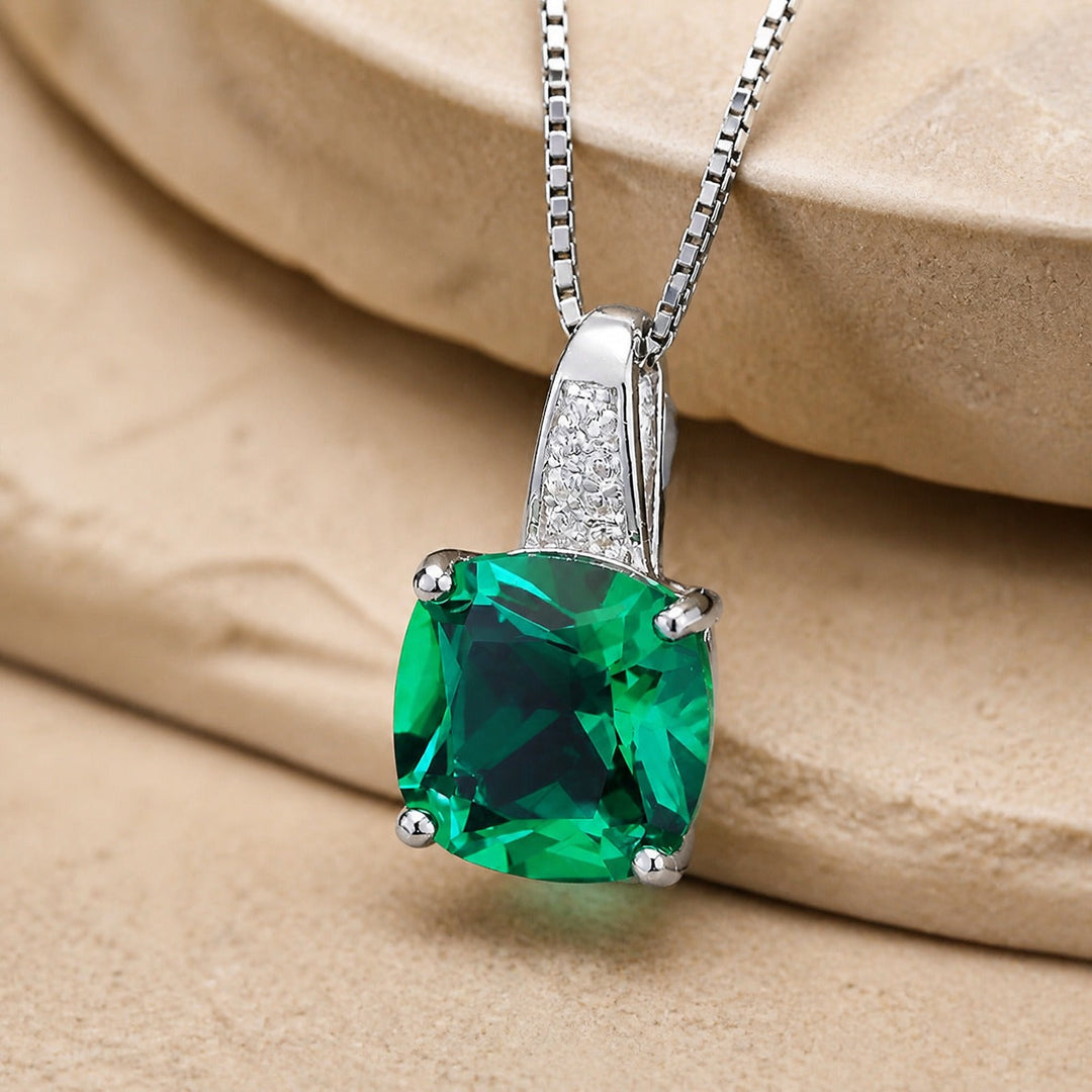 Collier Pendentif Émeraude en Forme de Coussin