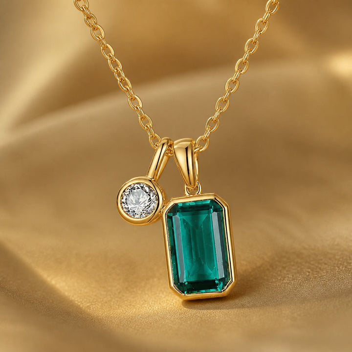 Collier en or avec émeraude