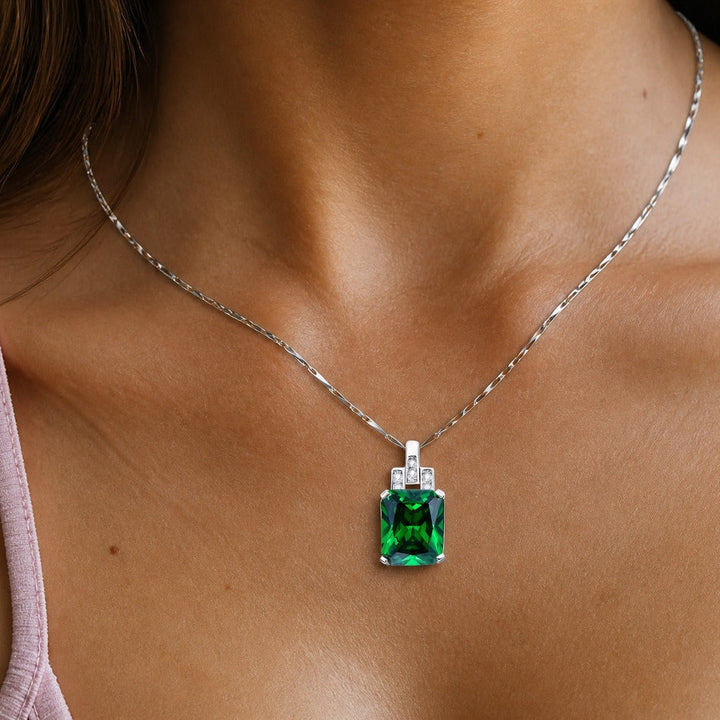 Collier Éternel en Or Blanc avec Émeraude