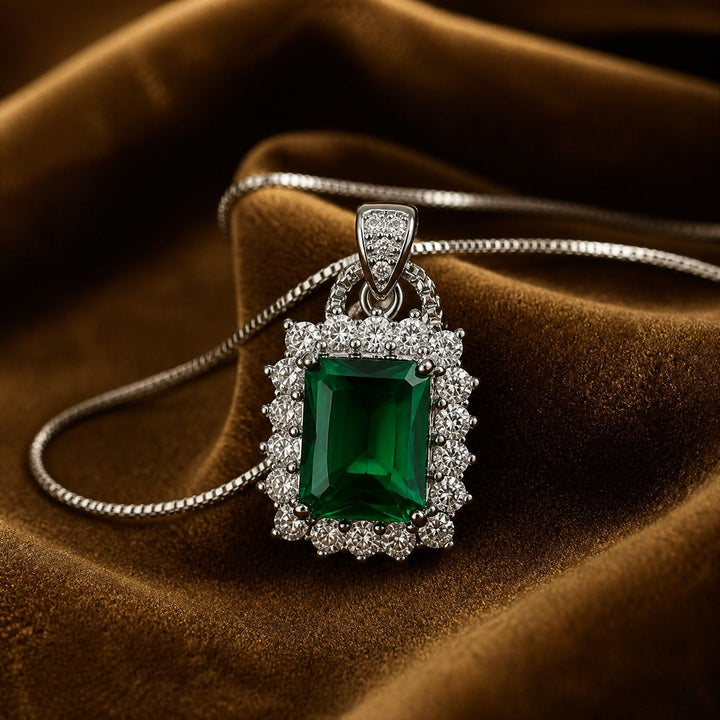 Collier en Or Blanc Émeraude Lumière
