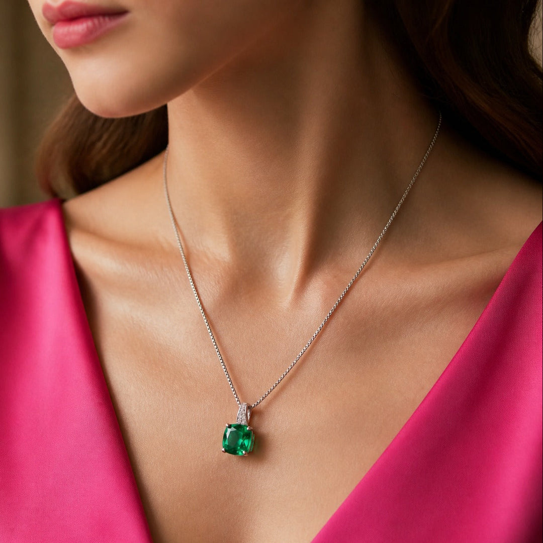 Collier Pendentif Émeraude en Forme de Coussin