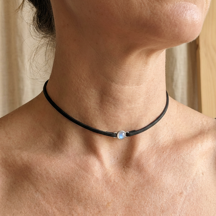 Choker en velours noir avec opale minérale