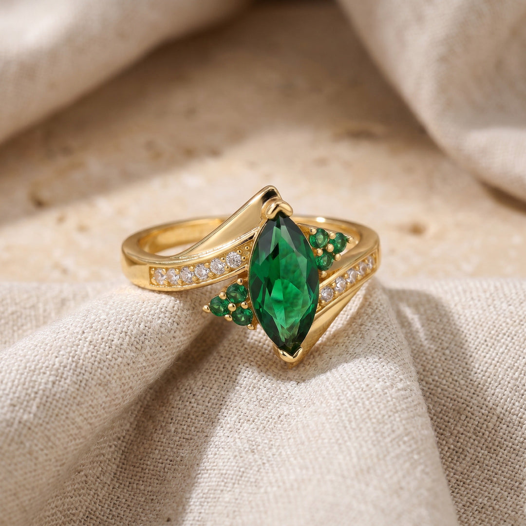 Bague Souveraine en Émeraude avec Blason