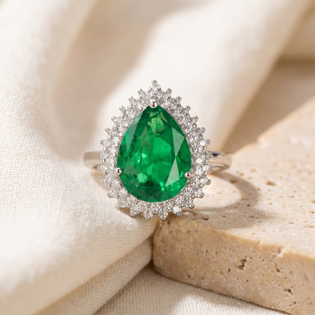 Bague raffinée en émeraude taille ovale