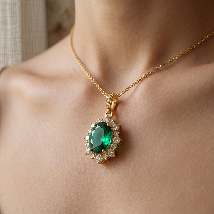 Collier Pendentif Silhouette Émeraude