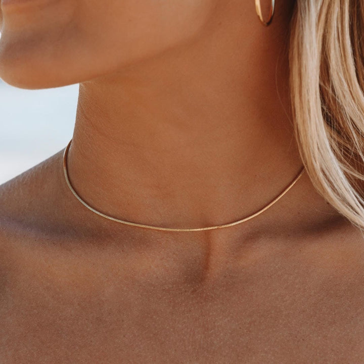 Choker Carré en Or avec Motif Serpent