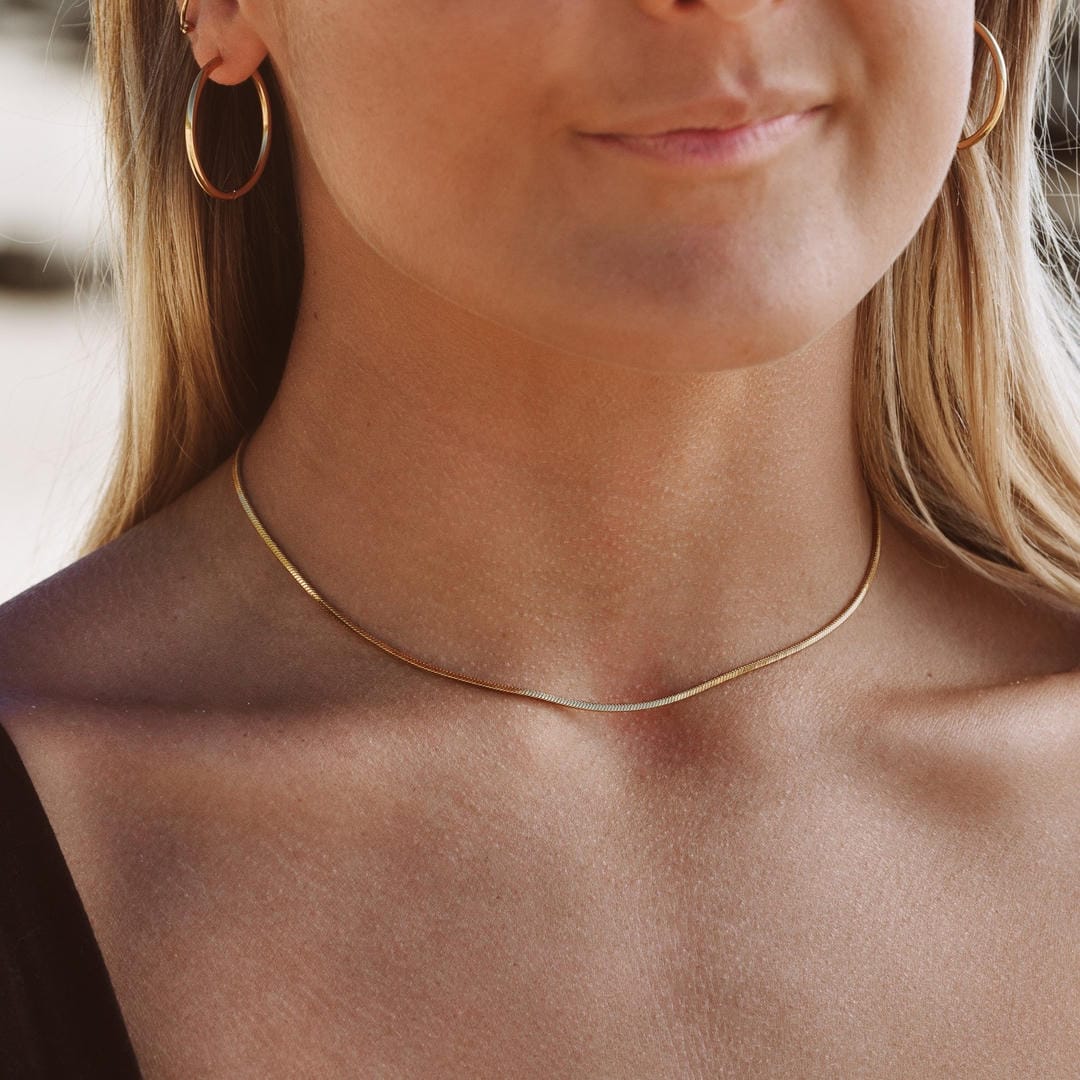 Choker Carré en Or avec Motif Serpent