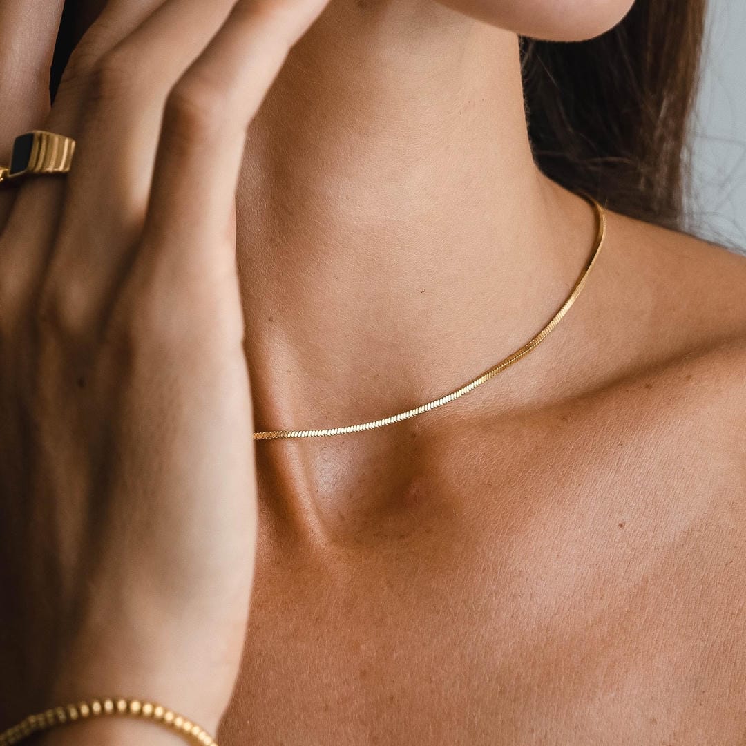 Choker Carré en Or avec Motif Serpent