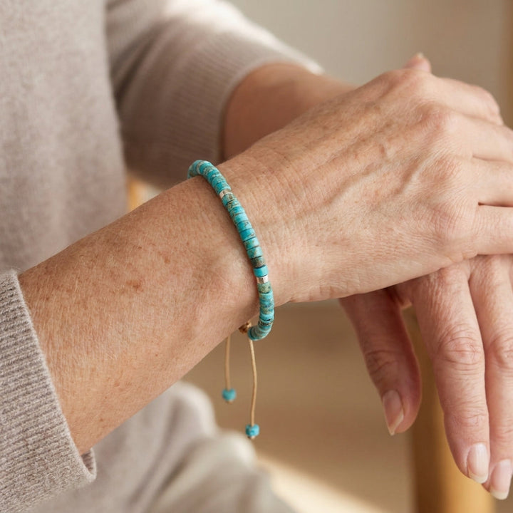 Bracelet en perles turquoises, cordon ajustable, accents dorés