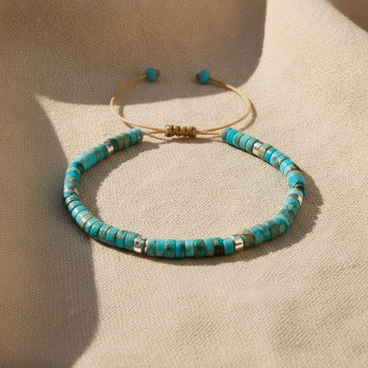Bracelet en perles turquoises, cordon ajustable, accents dorés