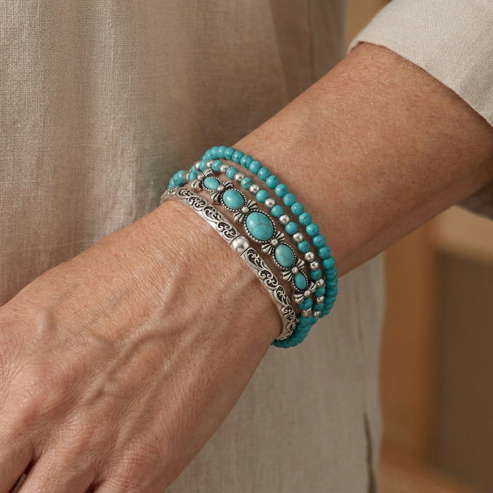 Ensemble de 5 bracelets en perles turquoise avec une volute en filigrane argenté