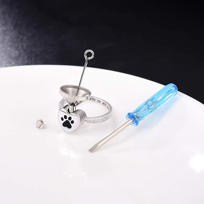 Bague Urne en Cœur avec Empreinte de Patte – Bijoux Commémoratifs pour Animaux