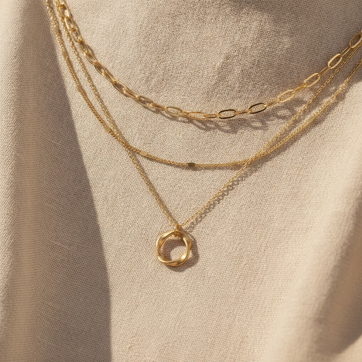 Collier multi-brins à maillons superposés avec pendentif circulaire en ton or