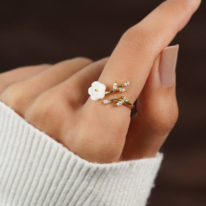 Open gold ring with flowers and leaves