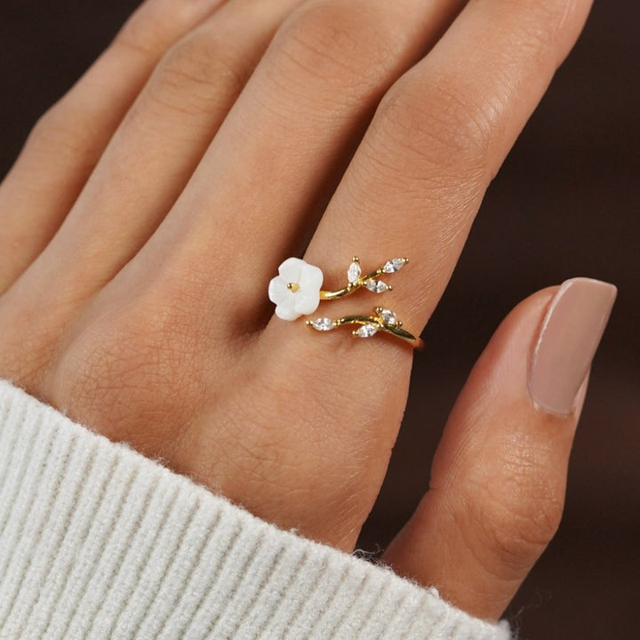 Open gold ring with flowers and leaves